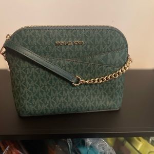 Brand new Michael kors cross body never worn.